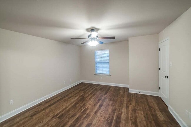 Photo - Darling 2b townhome. Close to everything