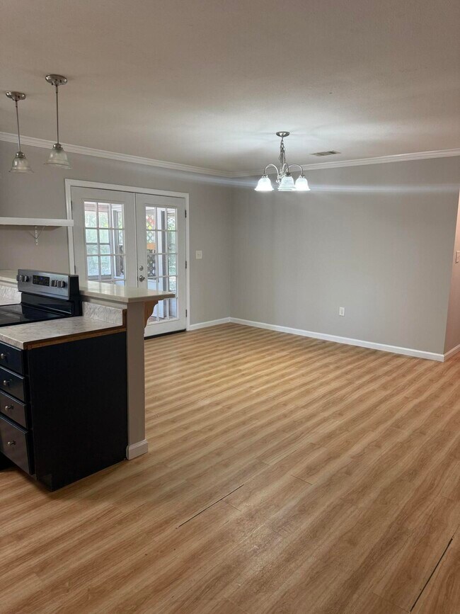 Photo - 700 Mayflower Ave