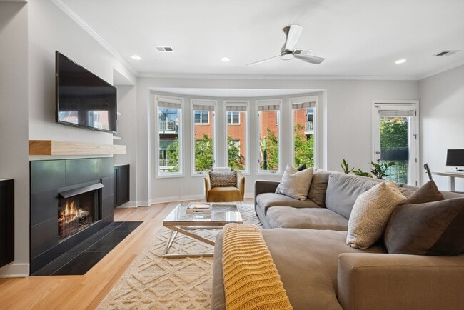 Photo - 821 W Superior St Unidad 3