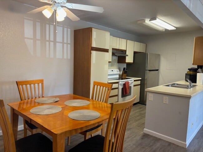 Building Photo - Fully Furnished Two Bedroom / Two Bath Wai... Unit 305 Rental