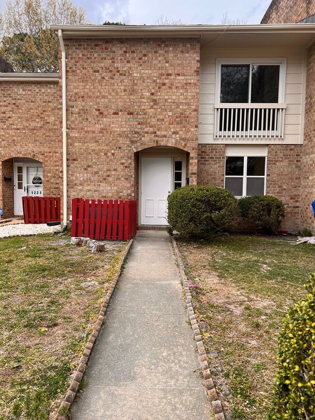 Building Photo - Fully renovated townhouse for rent!