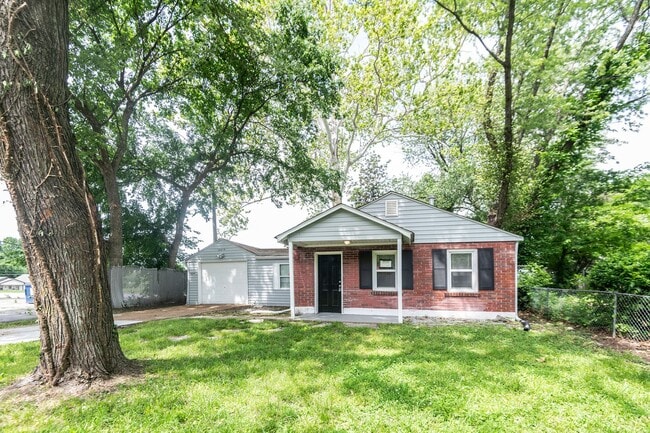 Building Photo - Amazing 3 Bedroom 1 Bathroom Home