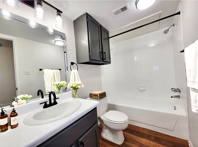 1BR, 1BA 634 SF- BATHROOM