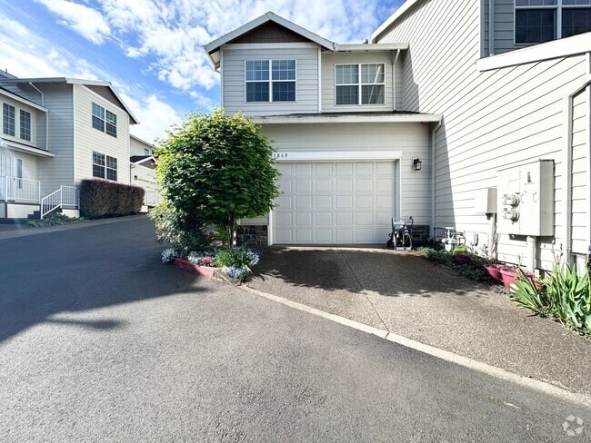 Building Photo - Spacious 3 Bed 2.5 Bath Duplex in Milwaukie! Rental