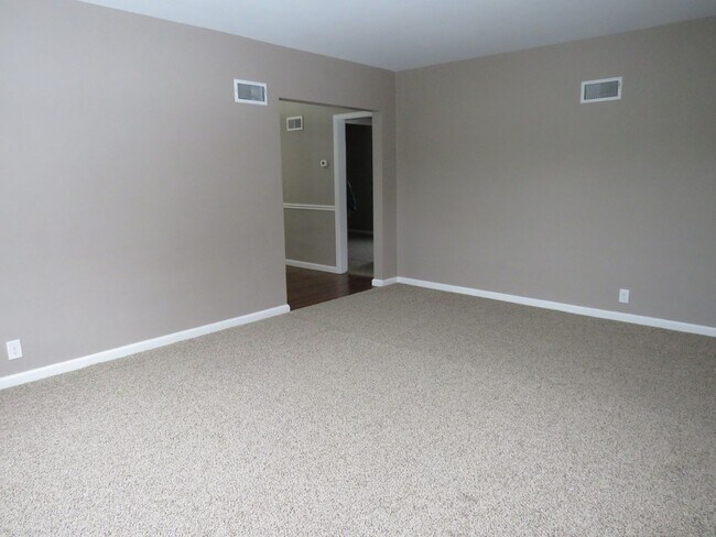 Photo - 4 Bedroom (2 non-egress) / 1 Car Garage lo...