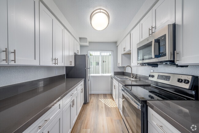 1BR, 1BA - 695SF - Kitchen - Citrus Gardens