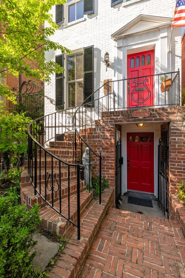 Photo - 636 G St SE