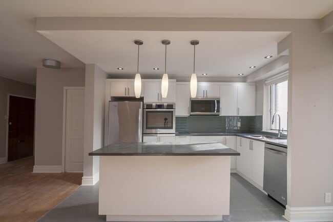 Building Photo - 4555 Av. Bonavista Unit 115