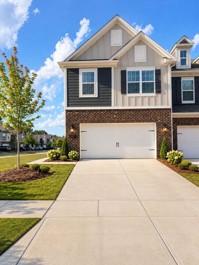 Building Photo - Newer 3 Bed + Loft End Unit Townhome in Monroe