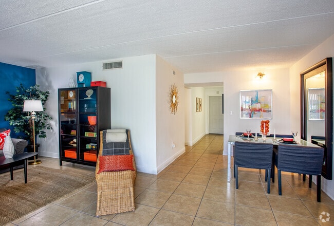 Galley A2 - 1BD/1BA - 750 SqFt - Dining / Living Space - Nautica Apartments