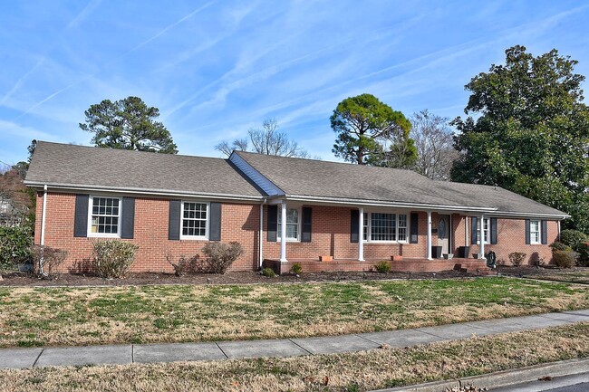 Building Photo - Close to Bases! Renovated brick ranch!