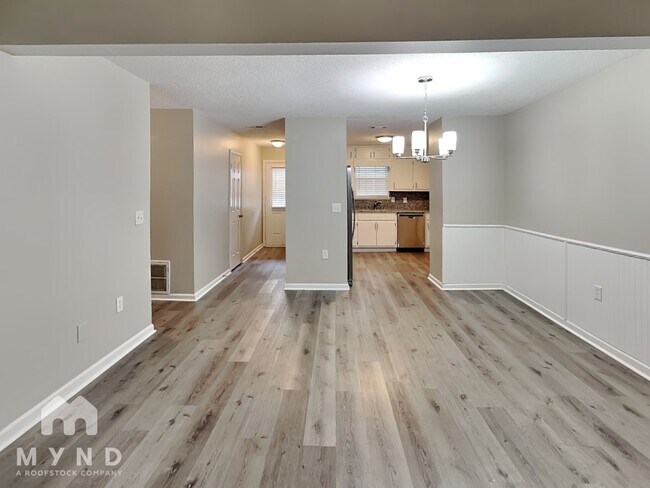 Photo - 208 Oak Cir N