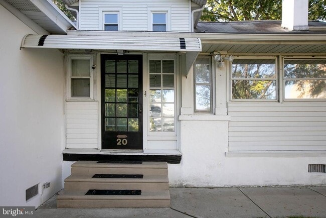 Building Photo - 20 E Merchant St Unit B