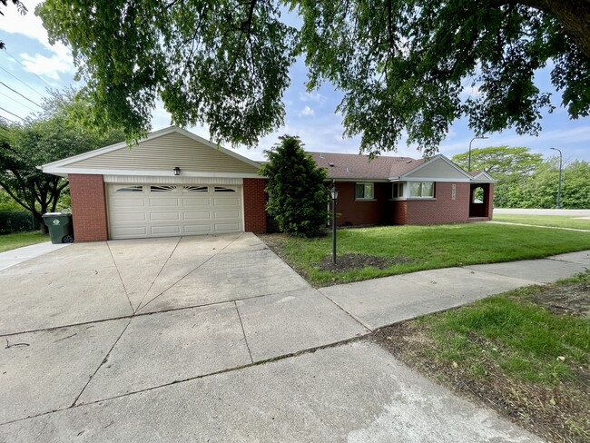 Building Photo - 7075 N Cicero Ave Rental