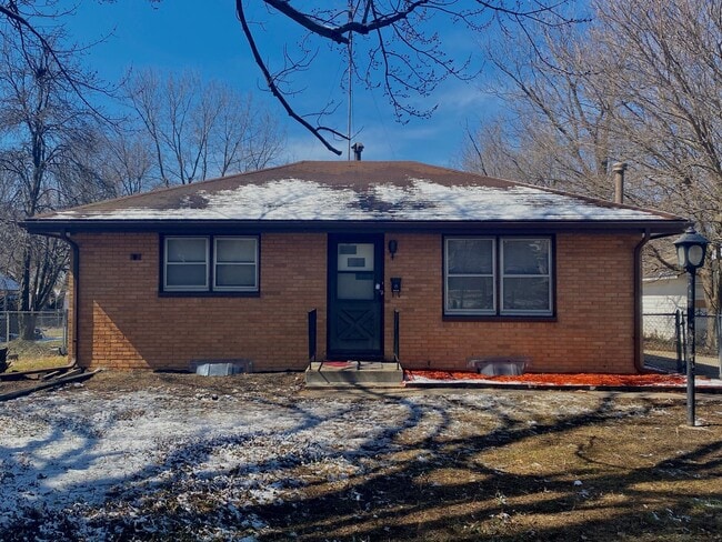 Building Photo - 2 Bedroom, 1 Bathroom House for Rent; Avai...