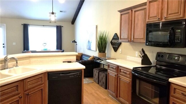 Photo - 205 NE J St