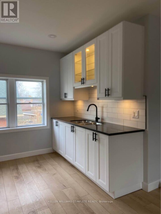 Photo - 243 Dufferin St