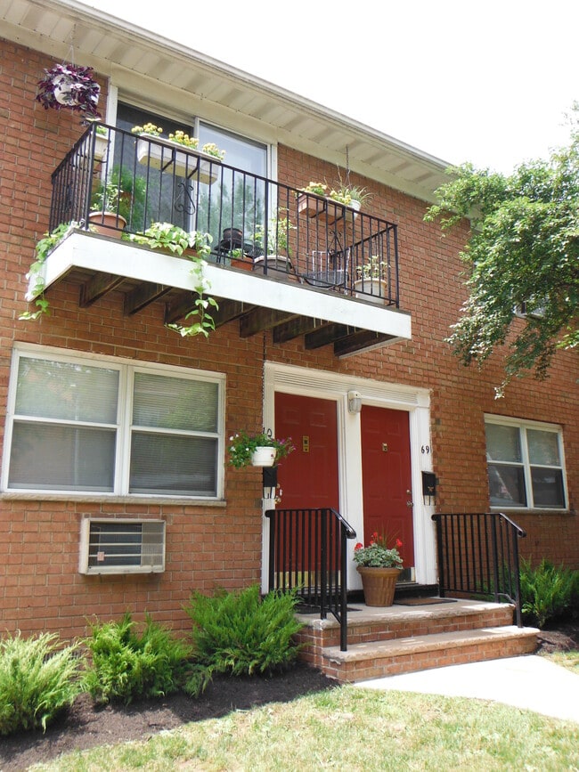 Private apartment entrances - Park Brook Gardens