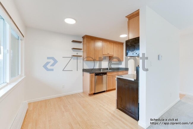 Photo - 911 N 73rd St