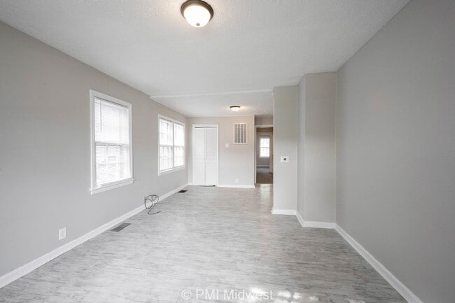 Photo - 270 S Lasalle St