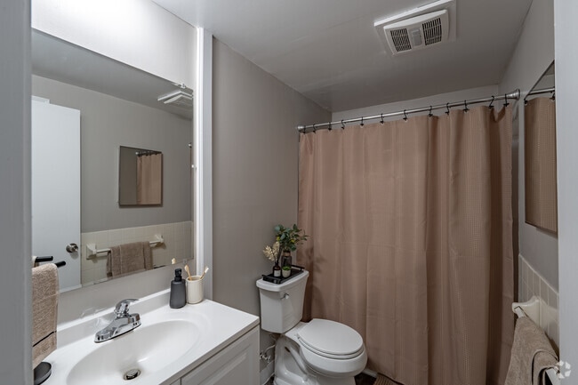 1BR, 1BA - 725SF - Bathroom - Creekside Village Apartments