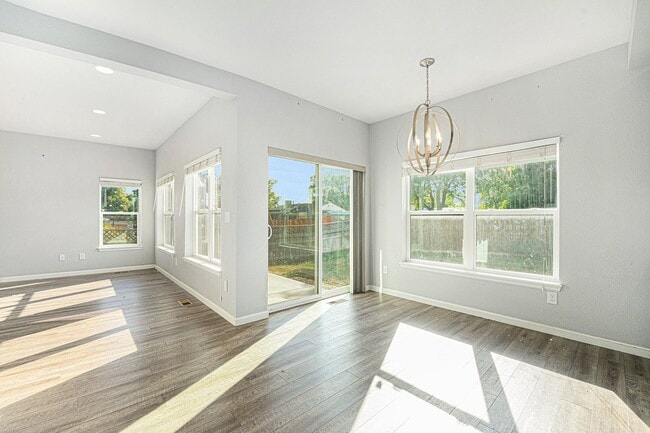 Photo - Bright & Spacious 3-Bedroom Home on a Corn...