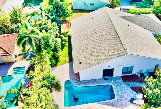 Photo - 17768 Maplewood Dr