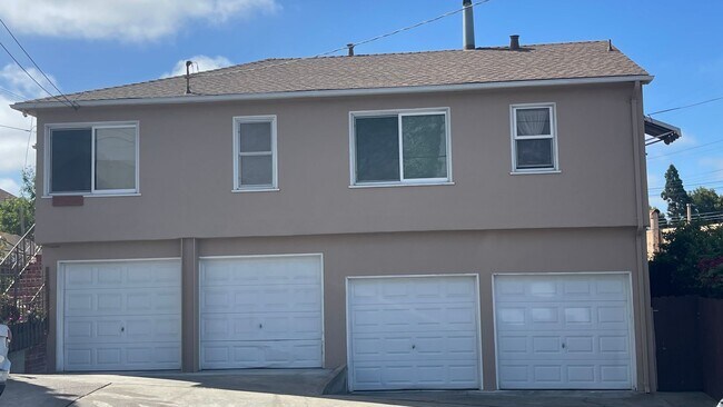 Building Photo - 1910-1910 42nd Ave Unit 1910 42nd Ave