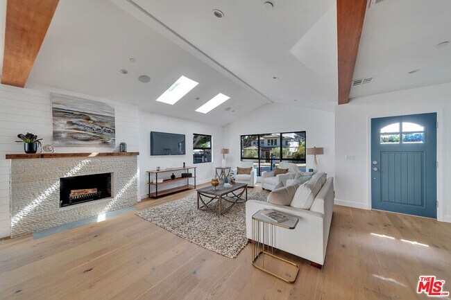 2415 Cloverfield Blvd