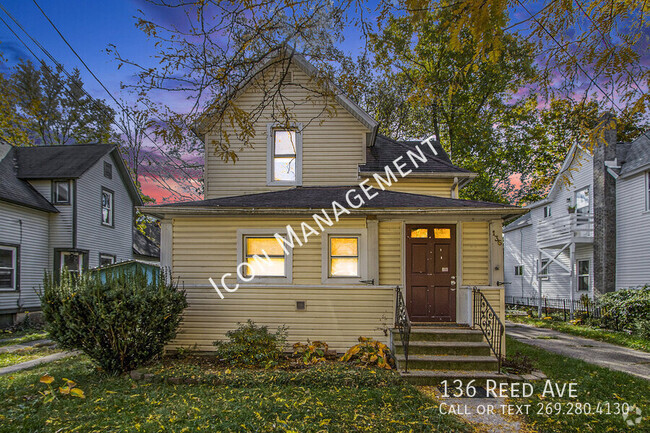 Building Photo - Large home w/ 2 stall garage