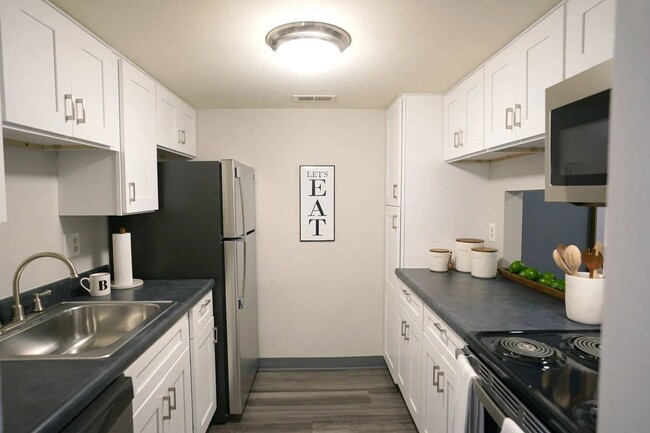 Kitchen - Stonecliffe Apartments