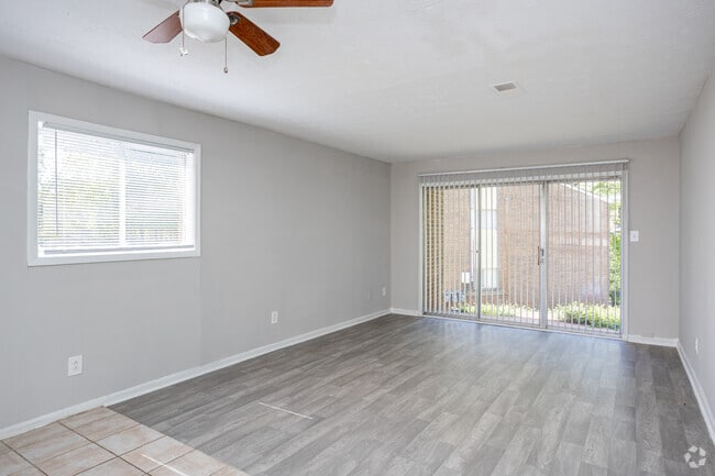 2BR, 1.5BA - 1,032SF - Living Room