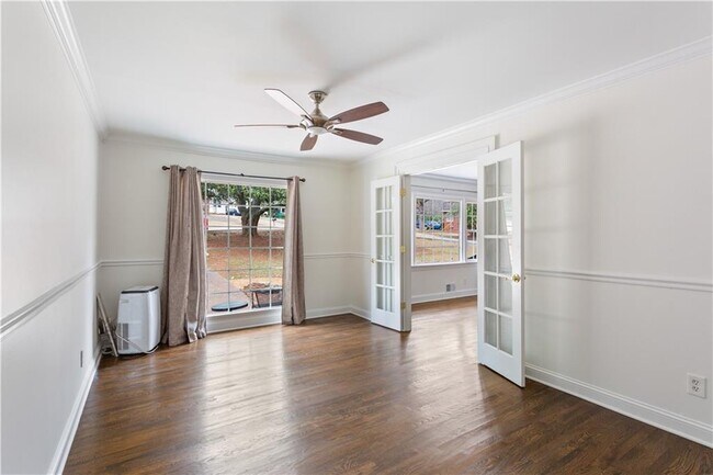 Photo - 3623 Lee St SE