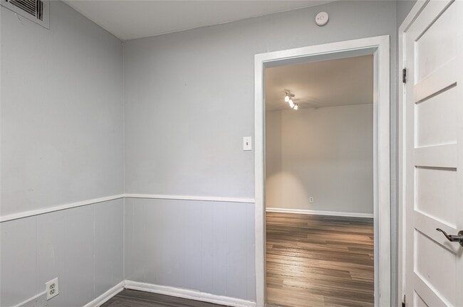 Building Photo - 818 University Ave Unit 8