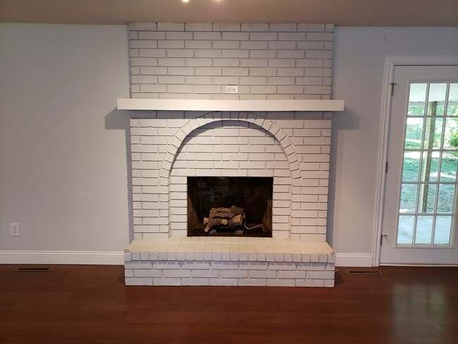 Photo - Granite Counter Tops w/ Open Floor Plan in...