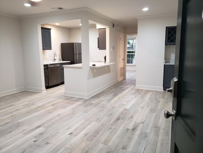 Building Photo - Renovated Condo steps from Maple Street & St Charles!