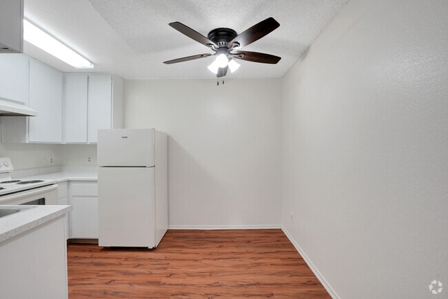 1 BR, 1 BA - 528 SF