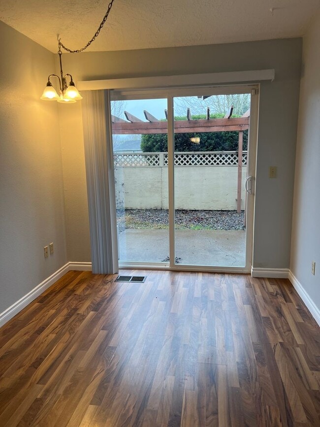 Photo - 982 SW Hawthorne St