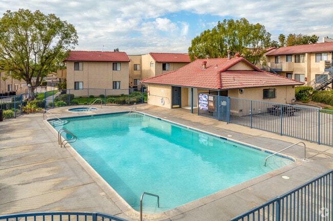 Primera piscina - Victoria Village