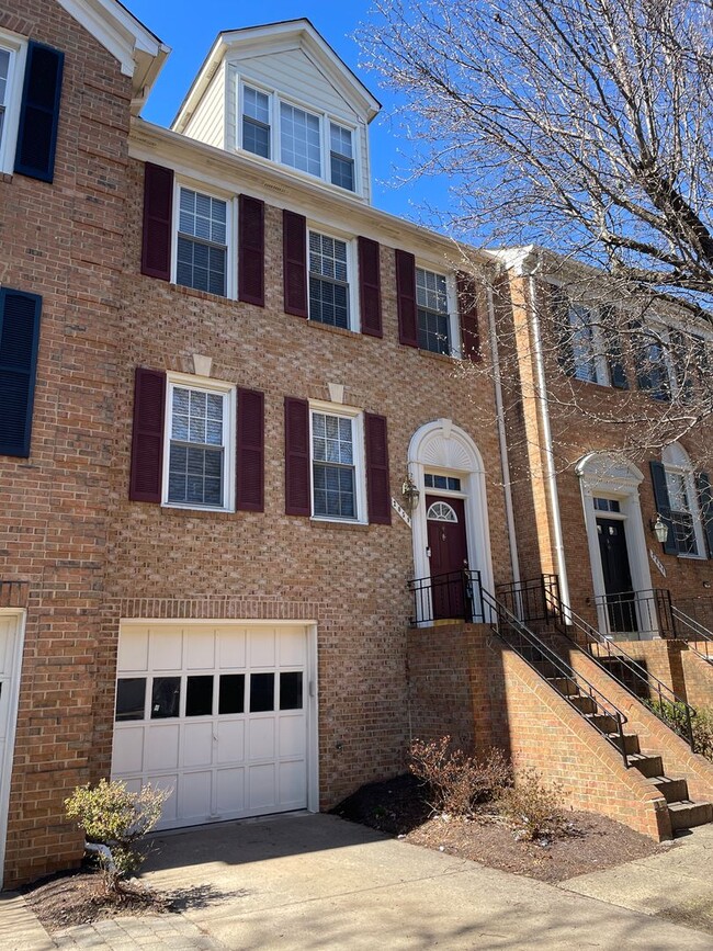 Photo - Luxurious And Spacious 3 Bed 2 Bath Brick Townhouse In Tysons Station