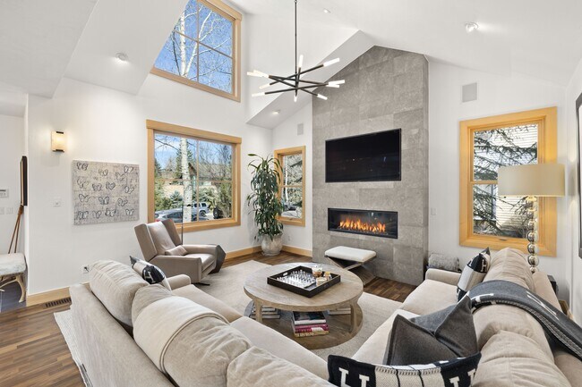 Photo - 204 N Monarch St
