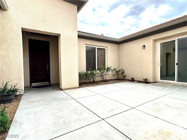 Photo - 2745 Borthwick Ave