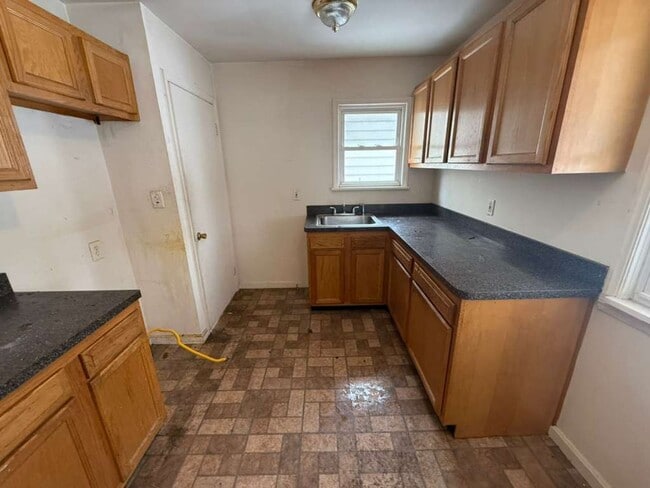 Building Photo - 3-BED, 1 BATH BEAUTIFUL SINGLE- FAMILY HOME IN MAPLE HEIGHTS!