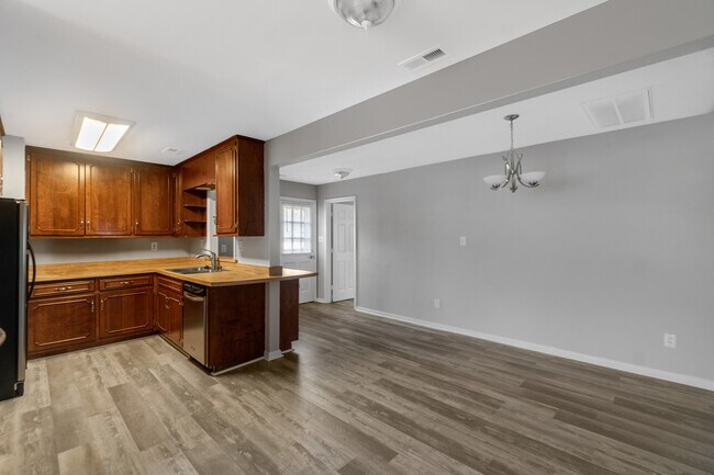 Photo - 328 Crisfield Rd