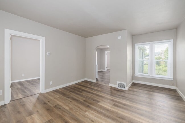 Building Photo - 220 4th St Unit 220 - East