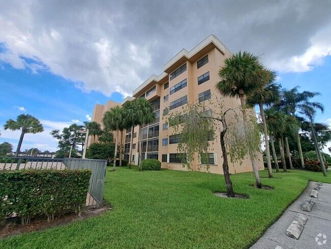 Building Photo - 4640 Lucerne Lakes Blvd W Unit 304 Rental