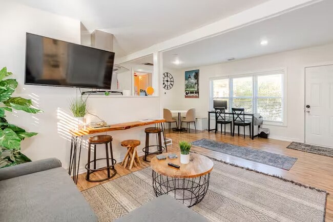 Photo - 3718 Live Oak St