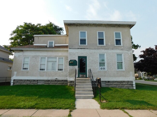 Building Photo - Move In Ready Upper Unit 3