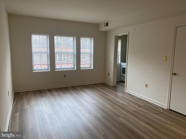 Photo - 1816 Queens Ln