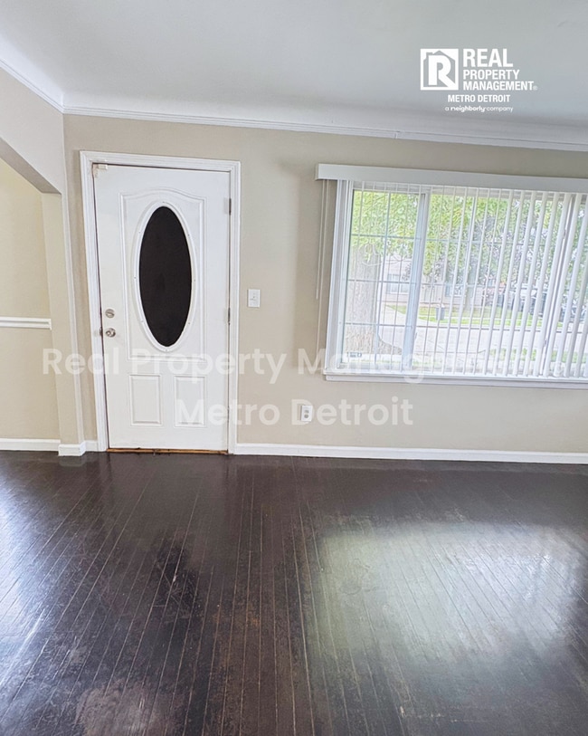 Photo - 19367 Roscommon St